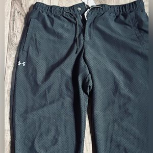 UNDER ARMOUR womens  medium light weight black track pants